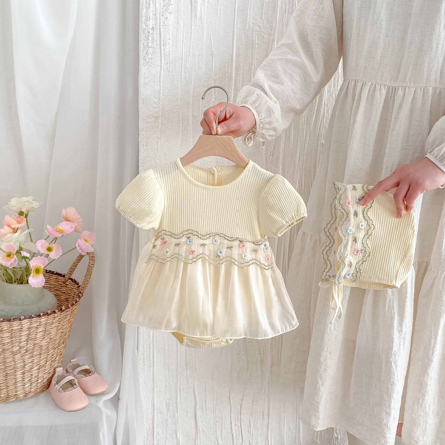 Summer Arrival Baby Girls Cute Apricot Short Sleeves Flowers Pattern Lace Attached Onesies